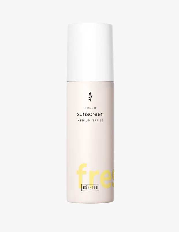 Açık renkli bir zeminde dikey olarak duran, beyaz kapaklı, üzerinde FRESH sunscreen MEDIUM SPF 25 ve RINGANA logosu yazan bu güneş kremi şişesi, mart ayındaki markaların yeniliklerini ve kişisel bakım alanındaki ürün gelişmelerini vurguluyor.
