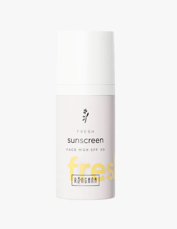 Mart ayının yeni kişisel bakım ürünleri arasında yer alan, üzerinde FRESH yazısı ve bitki logosu bulunan, beyaz silindirik Ringana güneş kremi şişesi, cildi yüksek SPF 30 faktörle korumak üzere tasarlanmış modern görünümüyle dikkat çekiyor.