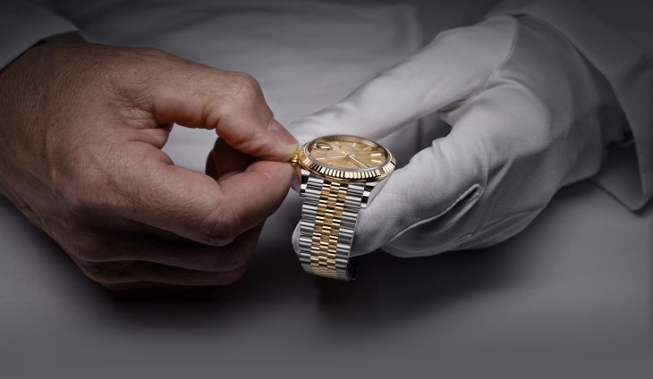 Rolex Datejust sarı altın çelik rolesor jübile bilezik saat ustası tarafından ayarlanıyor, rolex saat bakımı