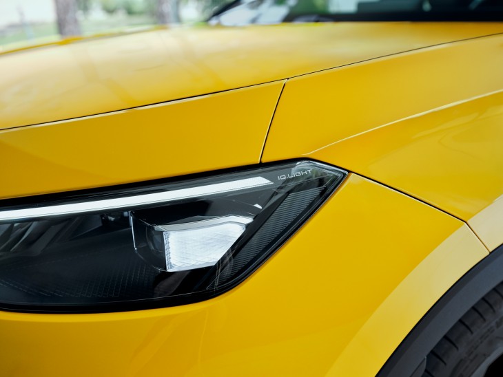 Yeni Volkswagen T-Roc 1.5 eTSI Mild-Hybrid DSG IQ.Light akıllı farlar, sarı renk