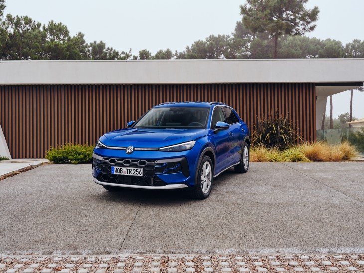 Yeni Volkswagen T-Roc 1.5 eTSI Mild-Hybrid DSG Style Paket, mavi renk, dış tasrım, ışıklı Volkswagen logosu