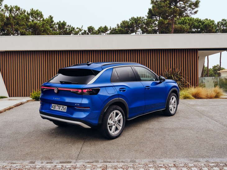 Yeni Volkswagen T-Roc 1.5 eTSI Mild-Hybrid DSG, arka tasarım, mavi renk, ışıklı Volkswagen logosu