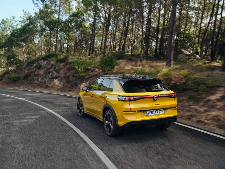 Yeni Volkswagen T-Roc 1.5 eTSI Mild-Hybrid DSG R-Line paket sarı renk arka tasarım, gündüz vakti orman yolunda yolculuk