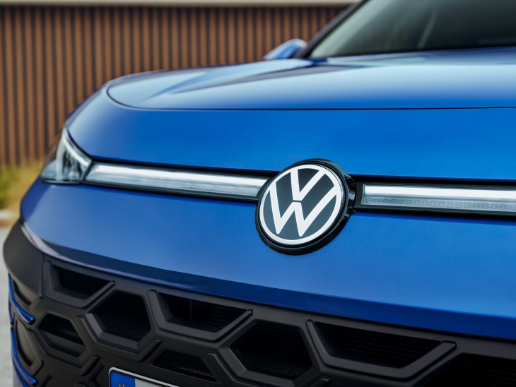 Yeni Volkswagen T-Roc 1.5 eTSI Mild-Hybrid DSG dış tasarım, ışıklı logo, IQ light akıllı ön farlar
