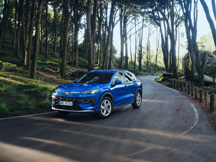 Yeni Volkswagen T-Roc 1.5 eTSI Mild-Hybrid DSG, mavi renk dış tasarım, gündüz vakti orman yolunda yolculuk