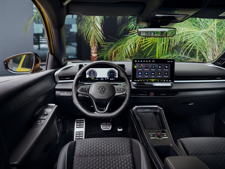 Yeni Volkswagen T-Roc 1.5 eTSI Mild-Hybrid DSG iç mekan tasarımı, Apple CarPlay, kablosuz şarj, hayalet gösterge, dokunmatik multimedya ekranı