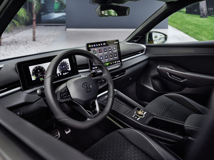 Yeni Volkswagen T-Roc 1.5 eTSI Mild-Hybrid DSG iç mekan tasarımı, kablosuz şarj, Apple CarPlay, hayalet gösterge