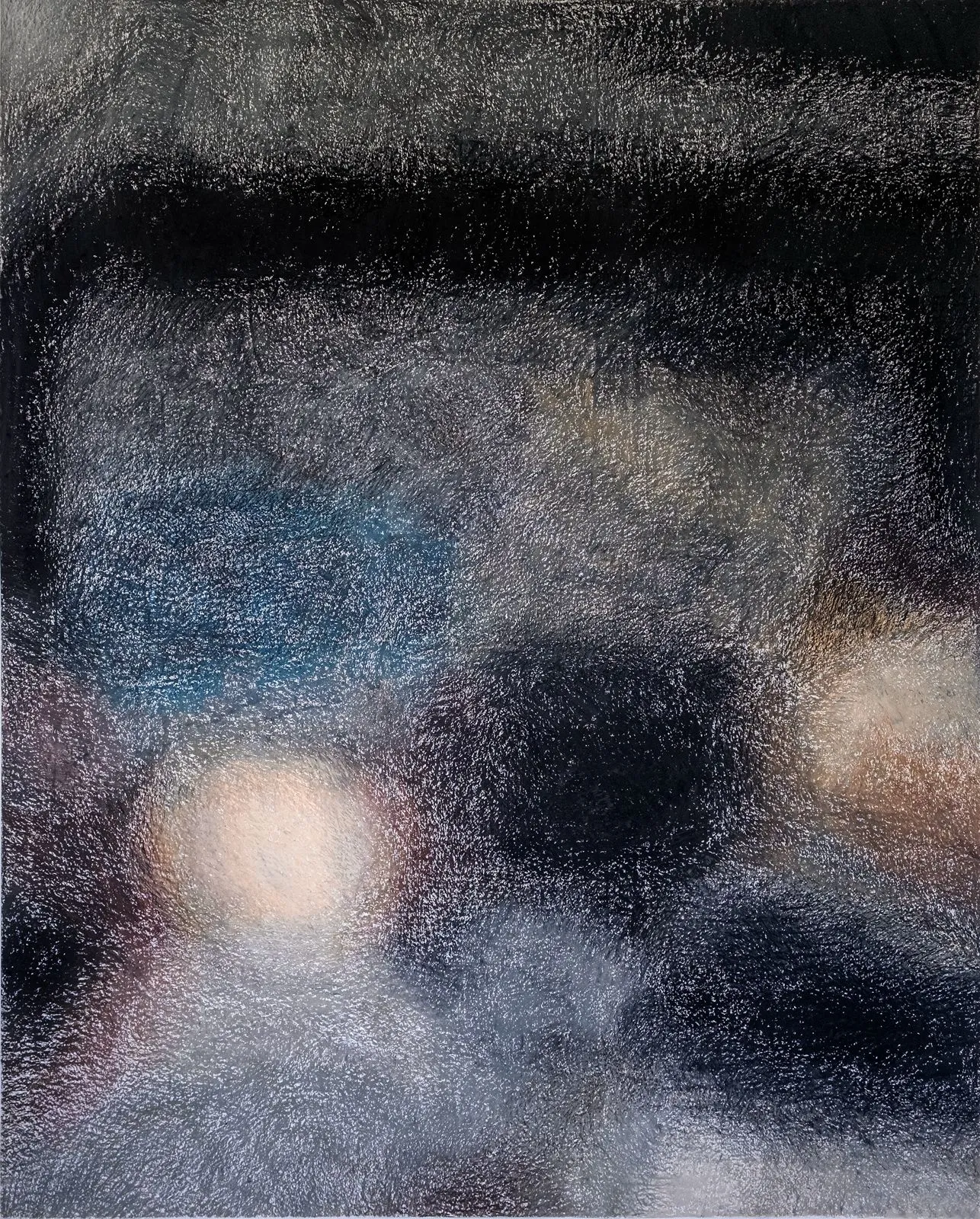 Zeynep Beler'in 'morass' başlıklı yağlı pastel çalışması, donuk parlaklıkta pürüzlü, yoğun bir yüzeye sahiptir; karanlık mavi ve mora çalan gölgelerle derinleşen zeminde, dağınık sarı ve beyaz ışık parlamaları bataklık suyunun gizemli yansımalarını anımsatıyor.