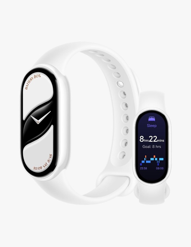 Marka Adı: Xiaomi
Ürün Cinsiyeti: Unisex
Ürün Tipi: Akıllı Bileklik
Ürün Sezonsallığı: Sezonsuz
Ürün Çeşidi: Ceramic Edition
Ürün Özellikleri:
Bu Xiaomi akıllı bileklik, beyaz renkte esnek ve hafif bir kayış ile modern ve minimalist bir tasarıma sahiptir. Ana modülü, kavisli, dikdörtgen bir dijital ekrana sahip olup, Ceramic Edition ibaresinden anlaşıldığı üzere seramik malzemeden üretilmiş olabilir ve siyah-beyaz renk kontrastıyla şık bir görünüm sunar. Ekran, pil seviyesi (%80), tarih (Cumartesi 16 Ağustos) ve saat (10:09) gibi temel bilgileri analog saat görünümünde ya da uyku takibi (8 saat 22 dakika, hedef 8 saat) gibi detaylı sağlık verilerini grafiklerle birlikte sunabilme özelliğine sahiptir. Ergonomik yapısı sayesinde günlük kullanımda rahatlık sağlarken, spor aktiviteleri ve uyku takibi gibi birçok farklı amaç için ideal bir giyilebilir teknoloji ürünüdür.
Öne Çıkan Detaylar:
- Uyku süresi ve kalitesini gösteren detaylı uyku takibi ekranı
- Pil seviyesi, tarih ve saati analog görünümlü bir arayüzle sunan çok yönlü ekran seçenekleri
- Günlük kullanım ve spor aktiviteleri için uygun, beyaz renkli, esnek ve hafif kayış
Kimler Kullanıyor?:
Giyilebilir teknolojiyle günlük yaşamını ve spor alışkanlıklarını daha bilinçli hale getirmek isteyen herkes bu akıllı bilekliği tercih edebilir. Kendi sağlık verilerini takip ederek uyku düzenini iyileştirmeyi, fiziksel aktivite düzeyini artırmayı ve antrenman performansını ölçülebilir verilerle yönetmeyi arzulayan bireyler için idealdir. Minimalist ve fonksiyonel aksesuarları yaşam tarzına entegre etmeyi seven, modern ve aktif bir yaşam süren kişiler için pratik bir yardımcıdır. Bu ürün, hem spor salonunda hem de günlük rutinde şık ve işlevsel bir tamamlayıcı arayanların beklentilerini karşılar.