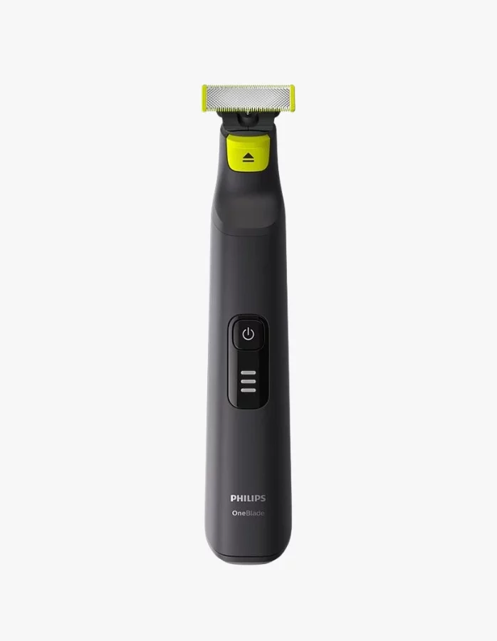 Düz beyaz arka plan üzerinde dikey konumlandırılmış, neon yeşili bıçak başlığı ve ayar kadranı, güç düğmesi ve üç pil göstergesi çubuğuna sahip koyu gri bir Philips OneBlade Pro elektrikli tıraş makinesi ve sakal şekillendirici, erkek bakımı için modern bir çözümü temsil ediyor.