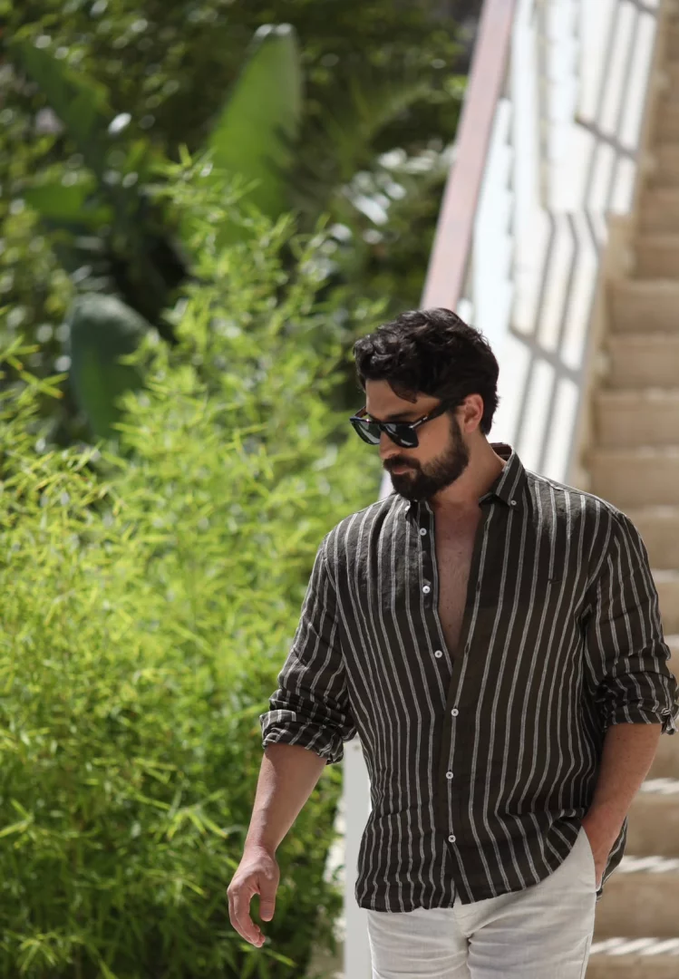 Bodrum Demirbükü'nün büyüleyici atmosferindeki Golden Summer davetinde yer alan ünlü oyuncu Alp Navruz, şık çizgili keten gömleği ve güneş gözlükleriyle Akdeniz yaşam tarzının rahat ve rafine stilini yansıtıyor.