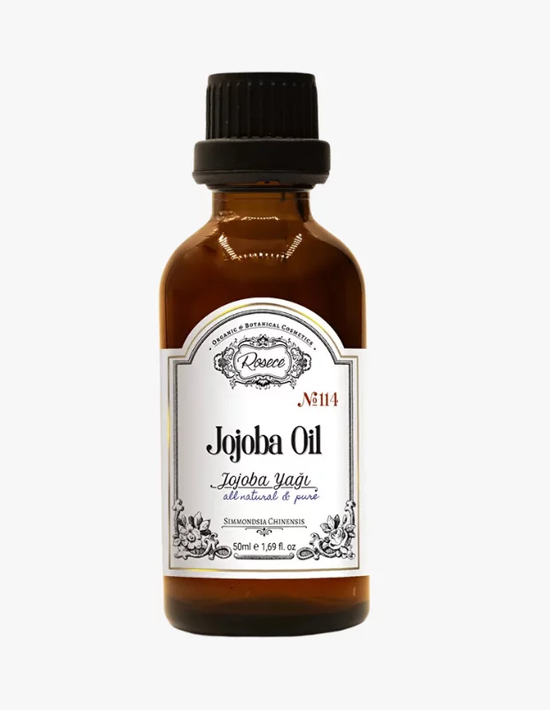 Koyu renkli cam şişede, üzerinde Rosece markasının logosu, Jojoba Yağı başlığı, all natural & pure ifadesi ve Simmondsia Chinensis botanik adı yazılı beyaz bir etiketle, insan sebumuyla kusursuz uyum sağlayan ve cilt bariyerini onaran 50ml’lik bir jojoba yağı ürünü yer alıyor.