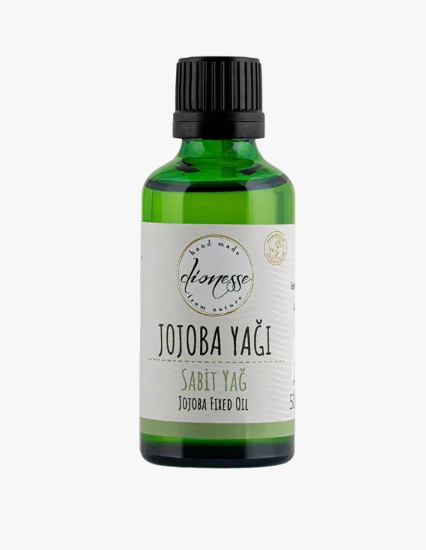 Koyu yeşil cam şişe, siyah vidalı kapağı ve üzerinde büyük harflerle Jojoba Yağı yazan krem renkli etiketiyle öne çıkıyor; bu ürünün özellikle cilt ve saç bakımında kullanılabilen saf soğuk sıkım jojoba yağı olduğunu belirtiyor.