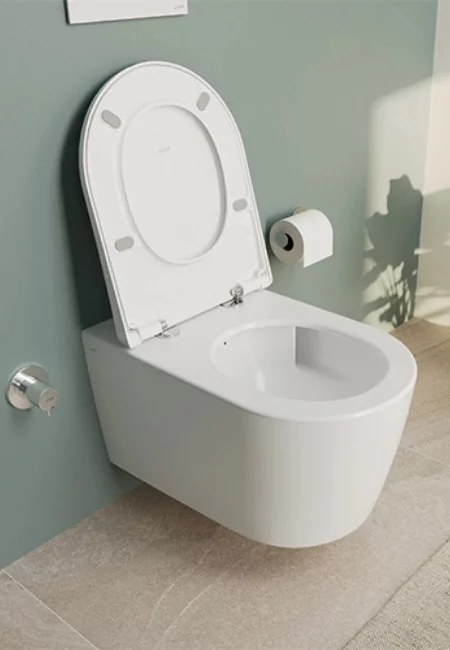 Modern banyolarda sessizlik, hijyen ve konforu bir arada sunan VitrA QuantumFlush teknolojisine sahip, kapağı açık, duvara monte beyaz bir klozetin kanalsız iç tasarımı net bir şekilde görülüyor.