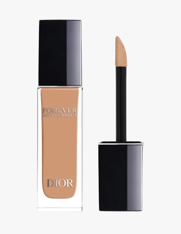 Şık, dikdörtgen şeffaf cam şişesinde yer alan ve üzerinde büyük harflerle DIOR yazısı bulunan, orta-açık ten rengi tonlarındaki Dior Forever Skin Correct kapatıcı, siyah saplı aplikatör çubuğunun sünger ucunda parlak ve homojen bir ürünle beyaz bir zeminde dikkat çekiyor.