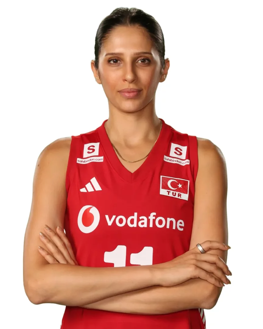 Filenin Sultanları'ndan Derya Cebecioğlu, saçları arkaya toplanmış, göğsünde kolları kavuşturulmuş bir şekilde, üzerinde Adidas, Vodafone ve Türk bayrağı logoları ile 11 numarası bulunan kırmızı milli takım formasını giymiş olarak doğrudan kameraya bakıyor.
