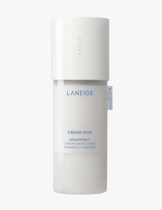Beyaz bir zemin üzerinde dikey olarak konumlandırılmış, modern ve sade tasarımlı, beyaz renkli bir LANEIGE Cream Skin Cerapeptide Toner & Moisturizer şişesi görülüyor; ürünün ön yüzünde mavi renkte LANEIGE, CREAM SKIN, CERAPEPTIDE yazıları ile TONER & MOISTURIZER açıklaması okunabilir.