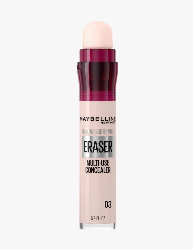 Ortada beyaz bir arka plan üzerinde duran, bej renkli gövdesi ve koyu mor aplikatör başlığının ucunda açık renk süngeri görünen Maybelline Instant Age Rewind Eraser Multi-Use kapatıcı şişesi.