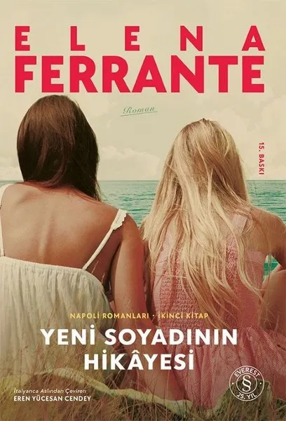 Elena Ferrante'nin Napoli Romanları serisinden İkinci Kitap olan Yeni Soyadının Hikâyesi'nin kapak görselinde, saçları uzun iki kadın sırtları dönük bir şekilde mavi denize bakarken, başlığın hemen altında dalgalı bir denizin ve açık gökyüzünün detayları dikkat çekiyor.