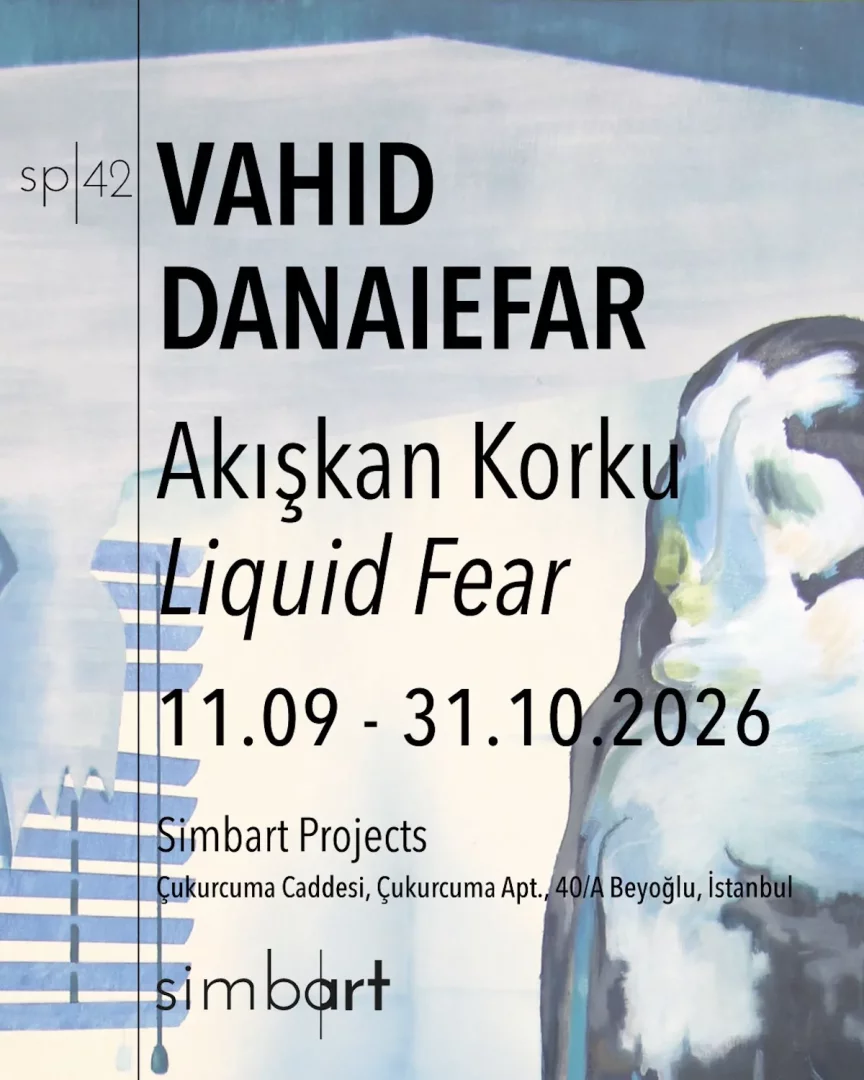 Vahid Danaeifar'ın Akışkan Korku sergisinin afişi; sağ tarafta mavi ve beyaz tonlarında soyut bir tablo, sol tarafta ise çizgili mavi bir tasarım ile 11 Eylül - 31 Ekim 2026 tarihleri arasında Simbart Projects, İstanbul'da gerçekleşecek olan etkinliğin detaylarını duyuruyor.