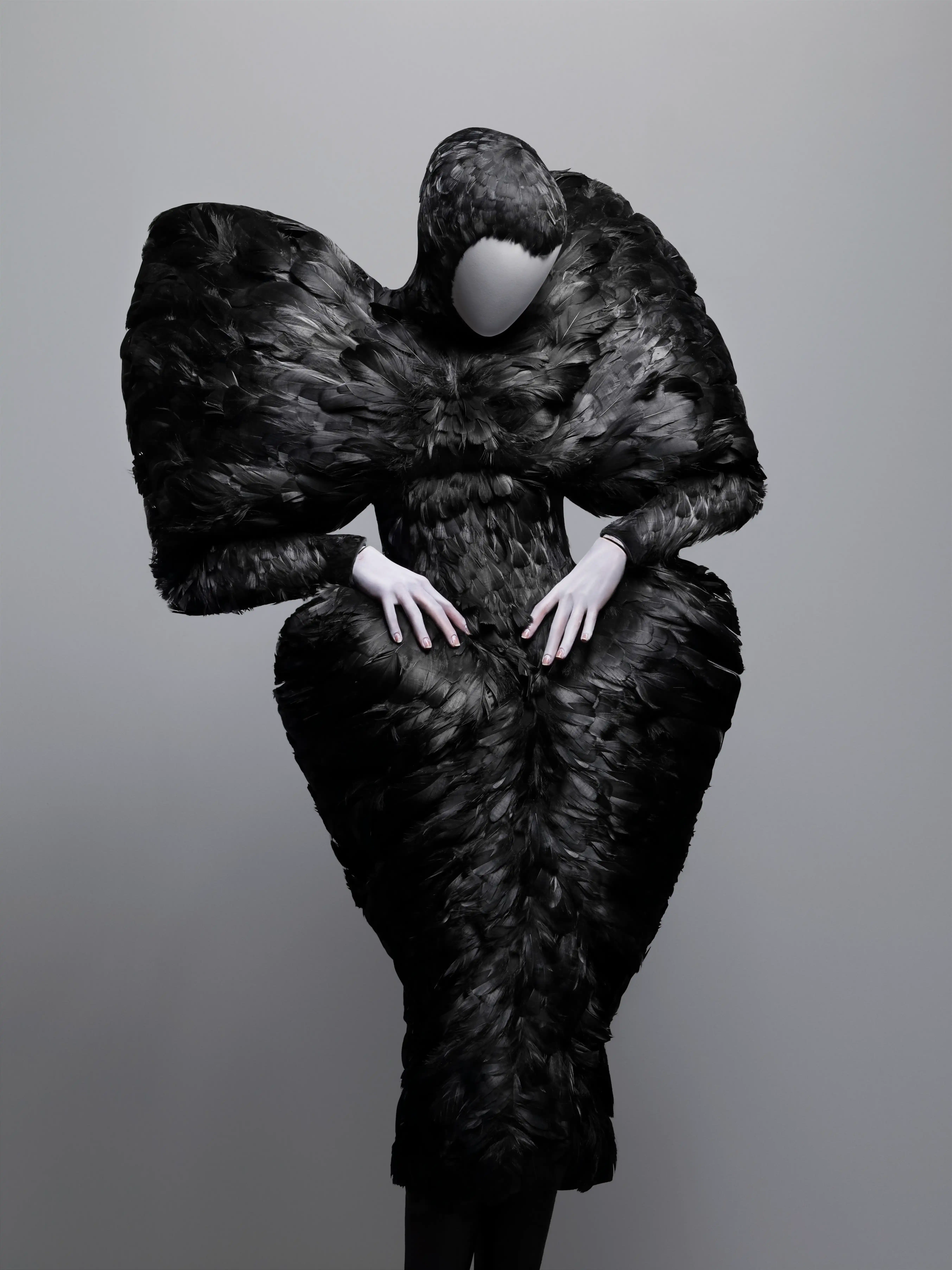 Bir Elbise Ne Zaman Heykele Dönüşür? SFMOMA’da Dior’dan McQueen’e Uzanan Bir Moda Sergisi