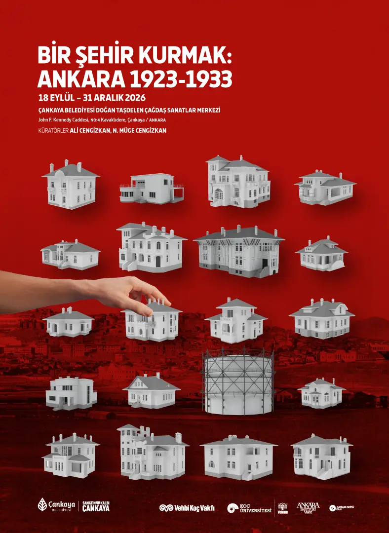 Kırmızı zemin üzerinde, altta beliren Ankara silüeti üzerinde ANKARA 1923-1933 sergisi için hazırlanmış, dönemin konut mimarisini yansıtan çok sayıda beyaz model ev ve bir gaz deposu bulunurken, ortada bir elin bu modellerden birini yerleştirmesi Bir Şehir Kurmak temasını vurguluyor.