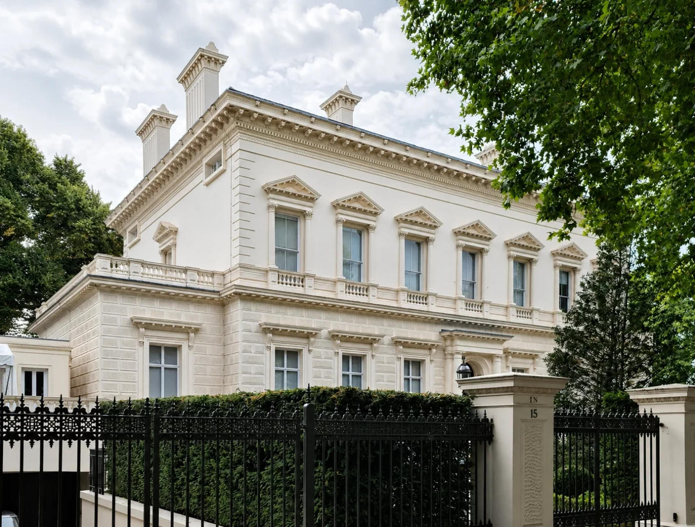 Kensington Palace Gardens'taki 15 numaralı, İtalyan palazzosunu andıran bu özel saray, detaylı süslemeleri ve önündeki işlemeli demir parmaklıklarıyla Londra'nın en ayrıcalıklı caddelerinden birinde, dünyanın en değerli konutları arasında yer alıyor.