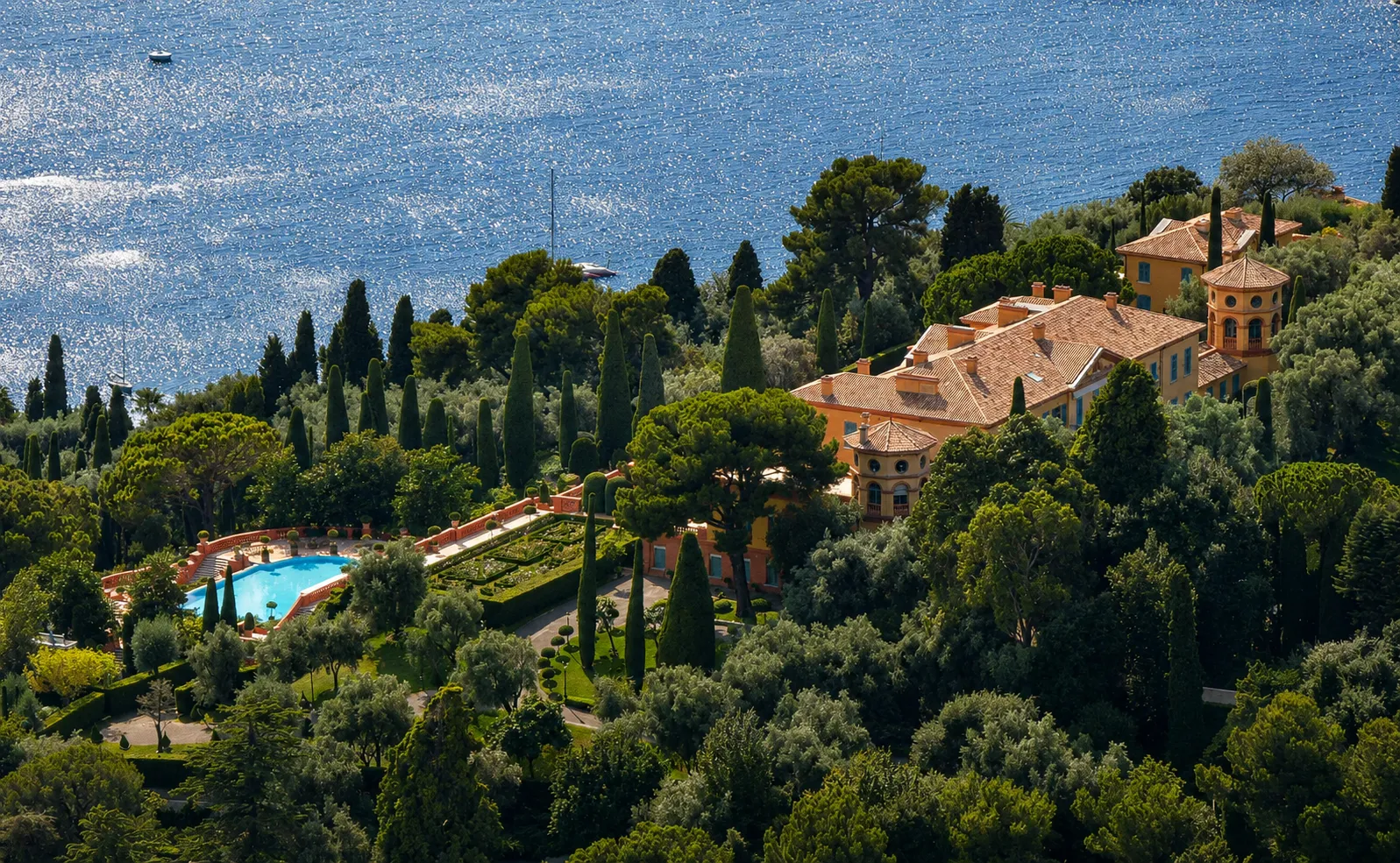 Fransız Rivierası'nda Akdeniz'e nazır sarp bir yamaca kurulu, terracotta kiremit çatılı ve kuleli görkemli Villa Leopolda, anıtsal zeytinlikler ve servi ağaçlarıyla çevrili bakımlı teraslı bahçeleri, parıldayan mavi yüzme havuzu ve masmavi denizde yüzen yelkenlileriyle dünyanın en değerli malikânelerinden biri olarak göz kamaştırıyor.