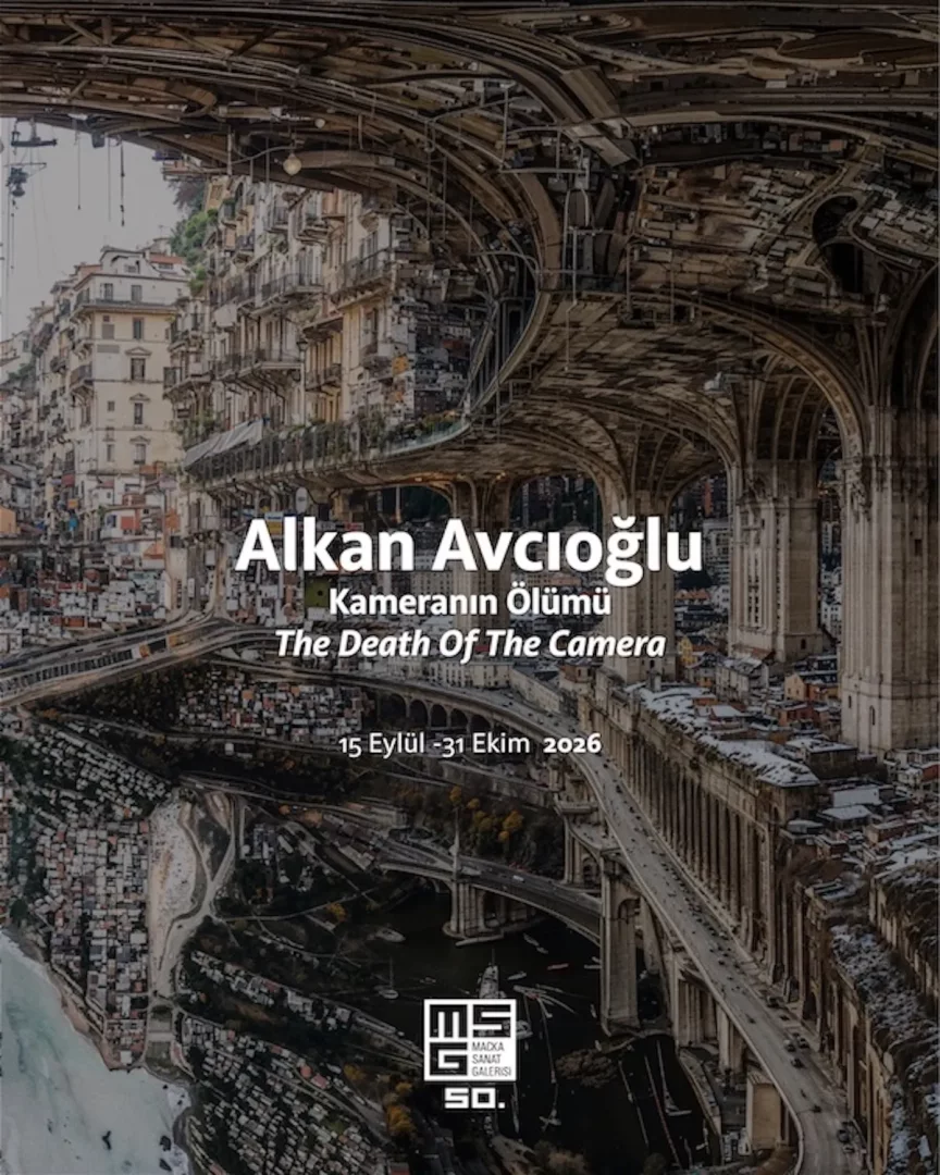 Alkan Avcıoğlu'nun Kameranın Ölümü adlı sergisinin tanıtım görseli, yoğun yapılaşma ve köprülerle katmanlanmış, altından akarsuyun geçtiği fütüristik, karmaşık bir şehir manzarasını kuşbakışı sunuyor.