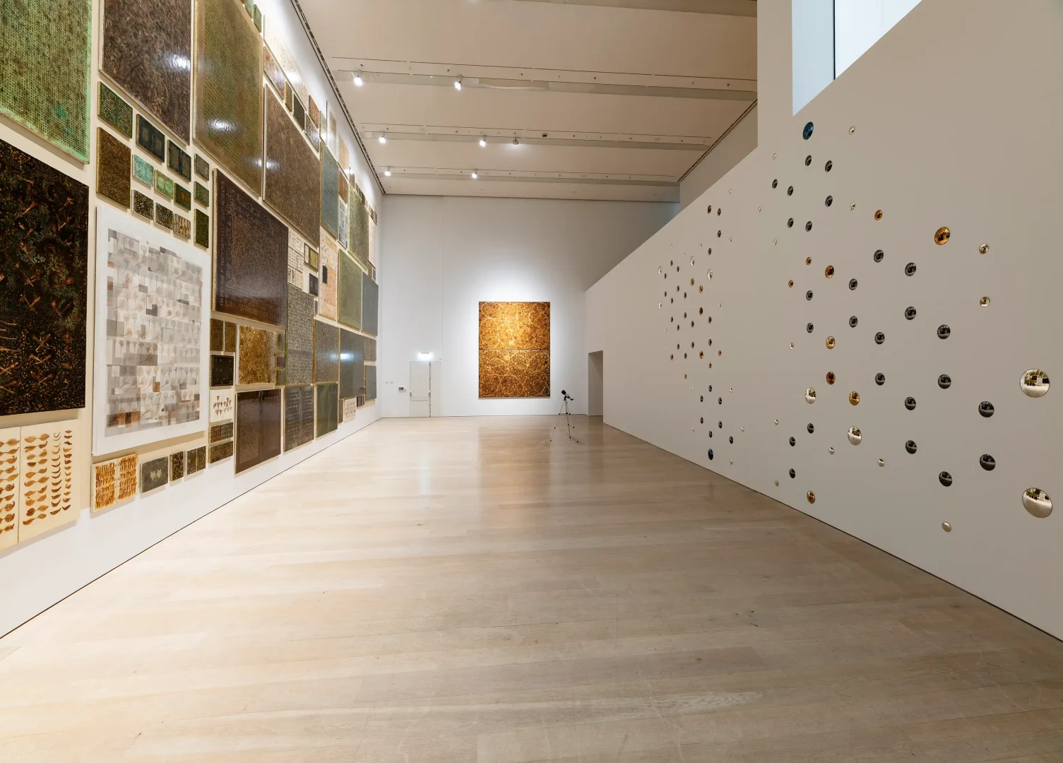 Geniş ve aydınlık bir çağdaş sanat galerisi içinde, sol duvarda toprak tonlarında dokulu ve desenli panellerden oluşan büyük bir enstalasyon, karşıda ise sarı-kahve tonlarında soyut bir tablo ve sağ duvarda çeşitli boyutlarda yansıtıcı küresel objelerle kaplı beyaz duvar, Beyoğlu kültür rotasının önemli çağdaş sanat duraklarından Arter'in bir sergi alanını gösteriyor.