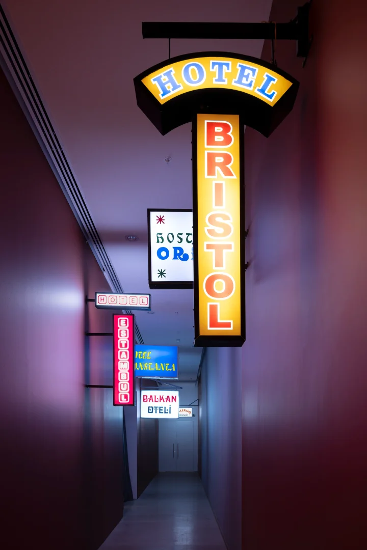 Beyoğlu kültür rotası boyunca karşılaşılan, aralarında Hôtel Bristol'ün de bulunduğu, bir koridorun tavanından ve duvarlarından neon ışıklarla sarkan nostaljik otel tabelaları, semtin konaklama yapılarından kültürel kurumlara dönüşen zengin geçmişini ve hafızasını gözler önüne seriyor.
