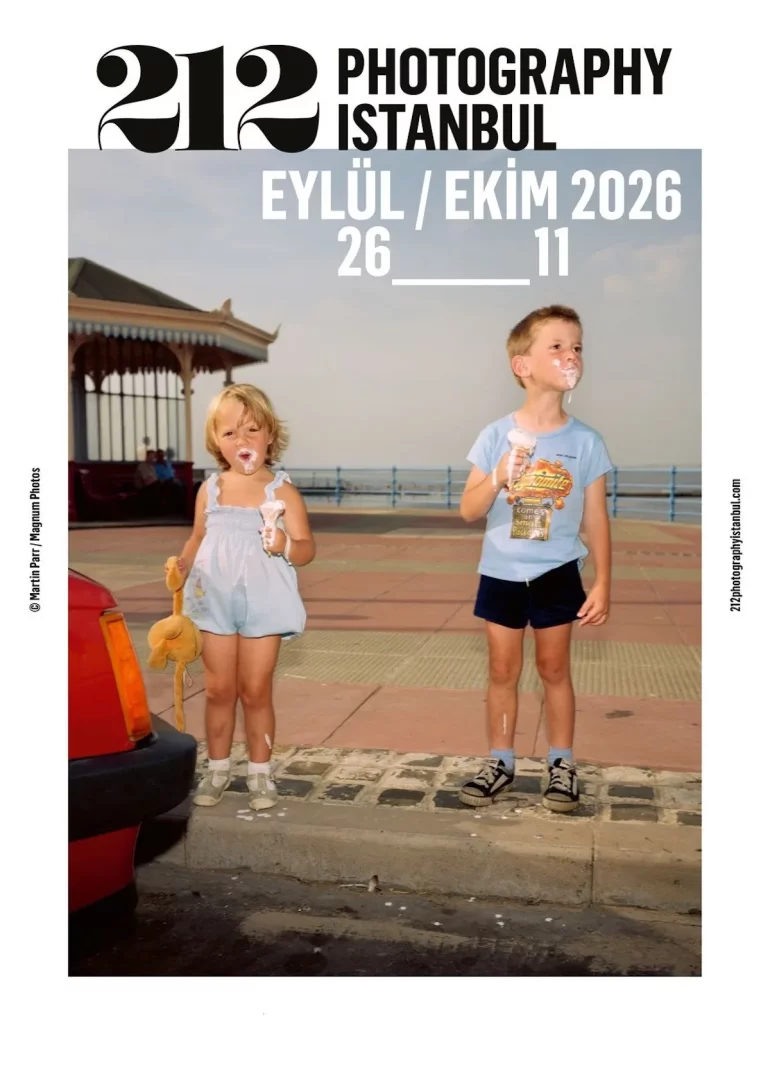 Yüzleri ve elleri dondurmaya bulanmış, neşeyle farklı yönlere bakan iki küçük çocuk, Martin Parr'ın candid bir anı yakalayan bu fotoğrafıyla 212 PHOTOGRAPHY İSTANBUL festivalinin tanıtım görseli olarak, deniz kenarında keyifli bir sahneyi yansıtıyor.