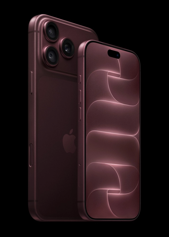 Koyu mor renkteki iki Apple iPhone 18 Pro modelinin modern tasarımını sergileyen bu görselde, arka planda mat yüzeyli üçlü kamerası ve Apple logosu görünen bir telefon ile ön planda Dinamik Ada özelliğine sahip ekranı ve dalgalı, parlak mor duvar kağıdıyla diğer iPhone 18 Pro Max cihazı belirginleşiyor.
