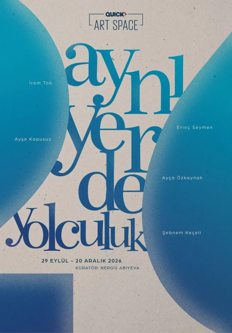 Açık bej dokulu bir arka plan üzerinde, ortada büyük harflerle mavi renkte Aynı Yerde Yolculuk sergi başlığı, etrafında dalgalı ve geçişli mavi soyut formlar ile Quick Art Space'in logosu, İrem Tok, Ayşe Kapusuz, Erinç Seymen, Ayça Özkaynak ve Şebnem Keçeli'nin sanatçı isimleri, 29 Eylül - 20 Aralık 2026 tarihleri ve küratör Nergis Abiyeva'nın adının yer aldığı bir sergi afişi.