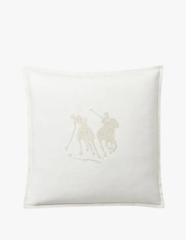 Fildişi rengi keten kumaştan yapılmış, ortasında iki atlı polo oyuncusu figürüyle Ralph Lauren Home markasının ikonik logosunun ince bir kabartma şeklinde işlendiği, şık ve modern bir krem yastık.