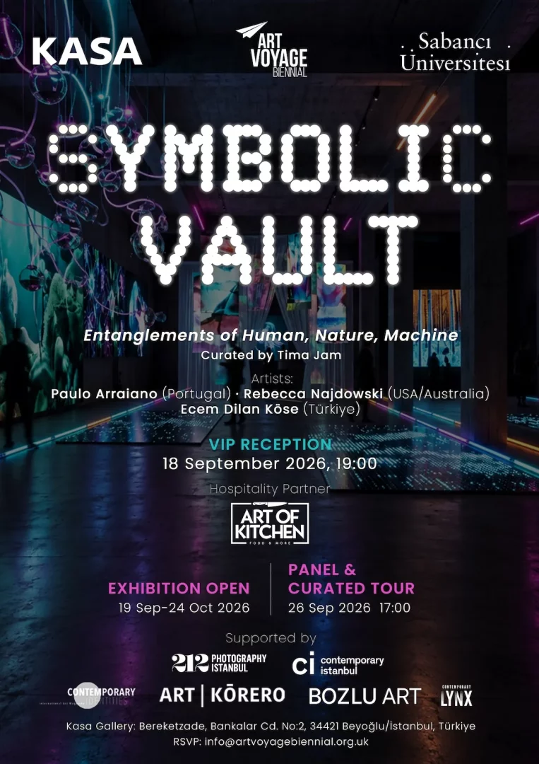 Koyu renkli bir zeminde, parlak ve dijital ışık noktacıklarından oluşan SYMBOLIC VAULT başlığı ile öne çıkan bu afiş, Art Voyage Bienali kapsamında Kasa Galeri'de düzenlenecek İnsan, Doğa, Makine Arasındaki İlişkiler temasını işleyen bir sergi duyurusu.