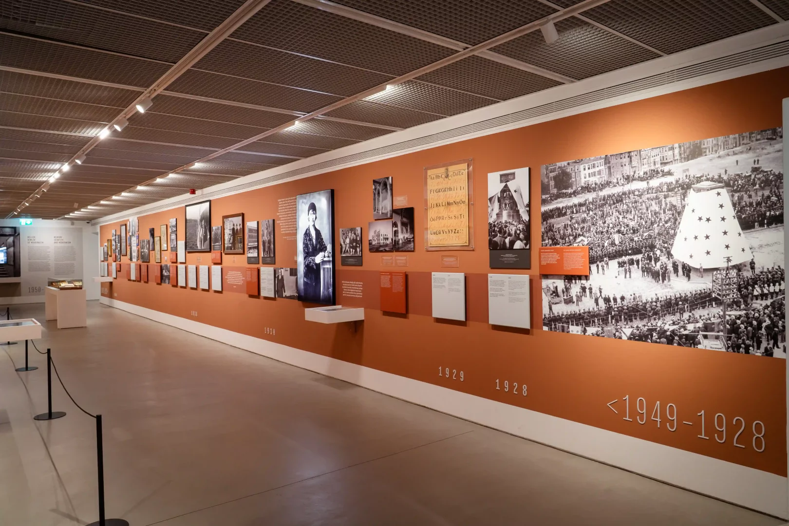 Geniş bir sergi salonunda, bronz rengi duvarda Beyoğlu'nun kültürel hafızasını ve Cumhuriyet'in kamusal yüzünü anlatan, 1928-1949 yılları arasındaki döneme odaklanan çok sayıda siyah beyaz fotoğraf, belge ve metin panellerinden oluşan kronolojik bir sergi uzanıyor; özellikle Taksim Cumhuriyet Anıtı'nın yıldızlı bir örtüyle çevrili olduğu büyük kalabalık fotoğrafı dikkat çekiyor.