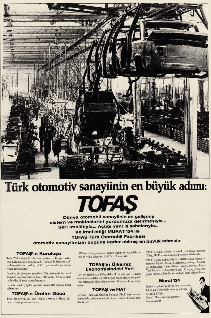 Siyah beyaz vintage bir reklamda, TOFAŞ fabrikasının montaj hattında ilerleyen Murat 124 gövdeleri ve çalışanlar, Türkiye otomotiv sanayiinin gelişimini ve Koç Topluluğu'nun Yüzyılın İzleri sergisindeki Türkiye'nin değişen yaşam biçimine katkısını gözler önüne seriyor.