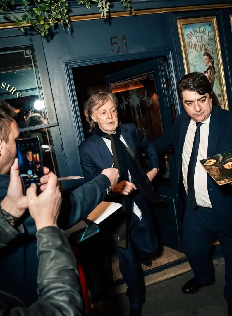 Sir Paul McCartney'nin koyu renk takım elbisesi ve siyah fularıyla hayranlar tarafından fotoğraflandığı Lapérouse'un 51 numaralı tarihi kapısından çıkışı, mekanın Paris'in ikonik date gecesi adreslerinden biri olarak ünlü müdavimlerini ağırladığını vurguluyor.