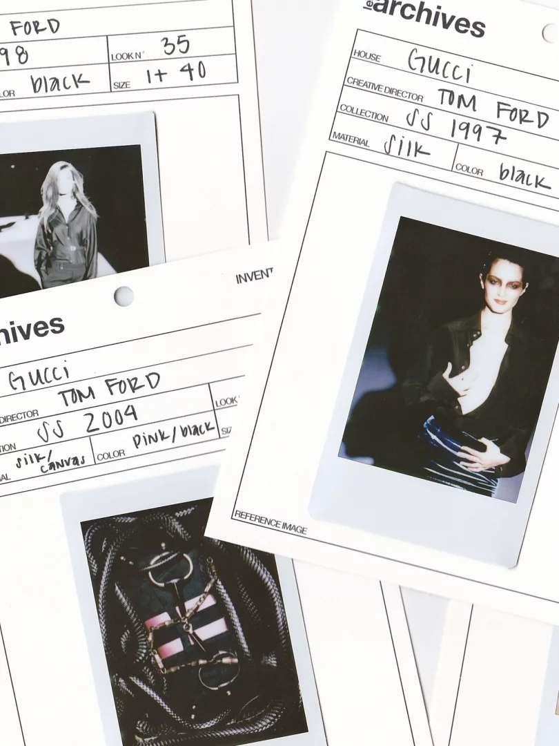 Gucci ve Tom Ford'a ait, el yazısıyla doldurulmuş envanter kartlarının üzerine serilmiş, modellerin ve çantaların göründüğü Polaroid fotoğraflar, moda arşivlerinden detaylı koleksiyon kayıtlarını gözler önüne seriyor.