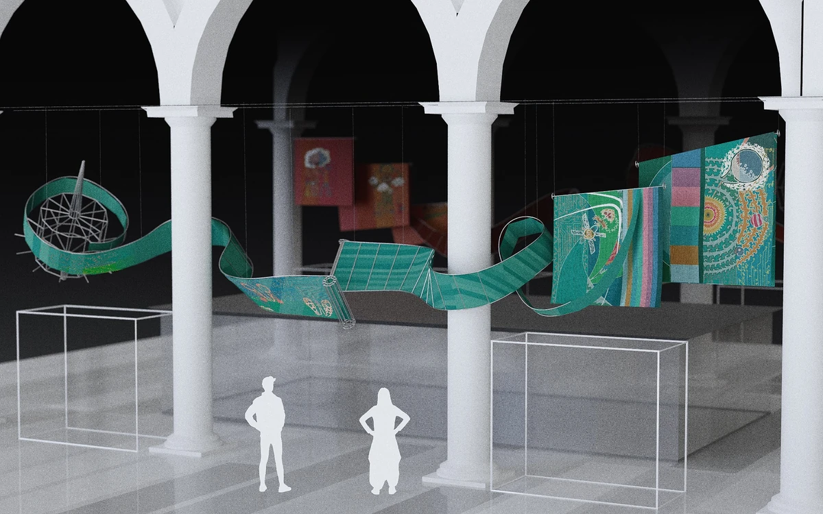 V&A galerisinde tavandan sarkan, yeşil tonlarda dijital ve bitkisel desenlere sahip kıvrımlı tekstil enstalasyonu; çevresinde beyaz sütunlar, sergi vitrinleri ve iki ziyaretçi.