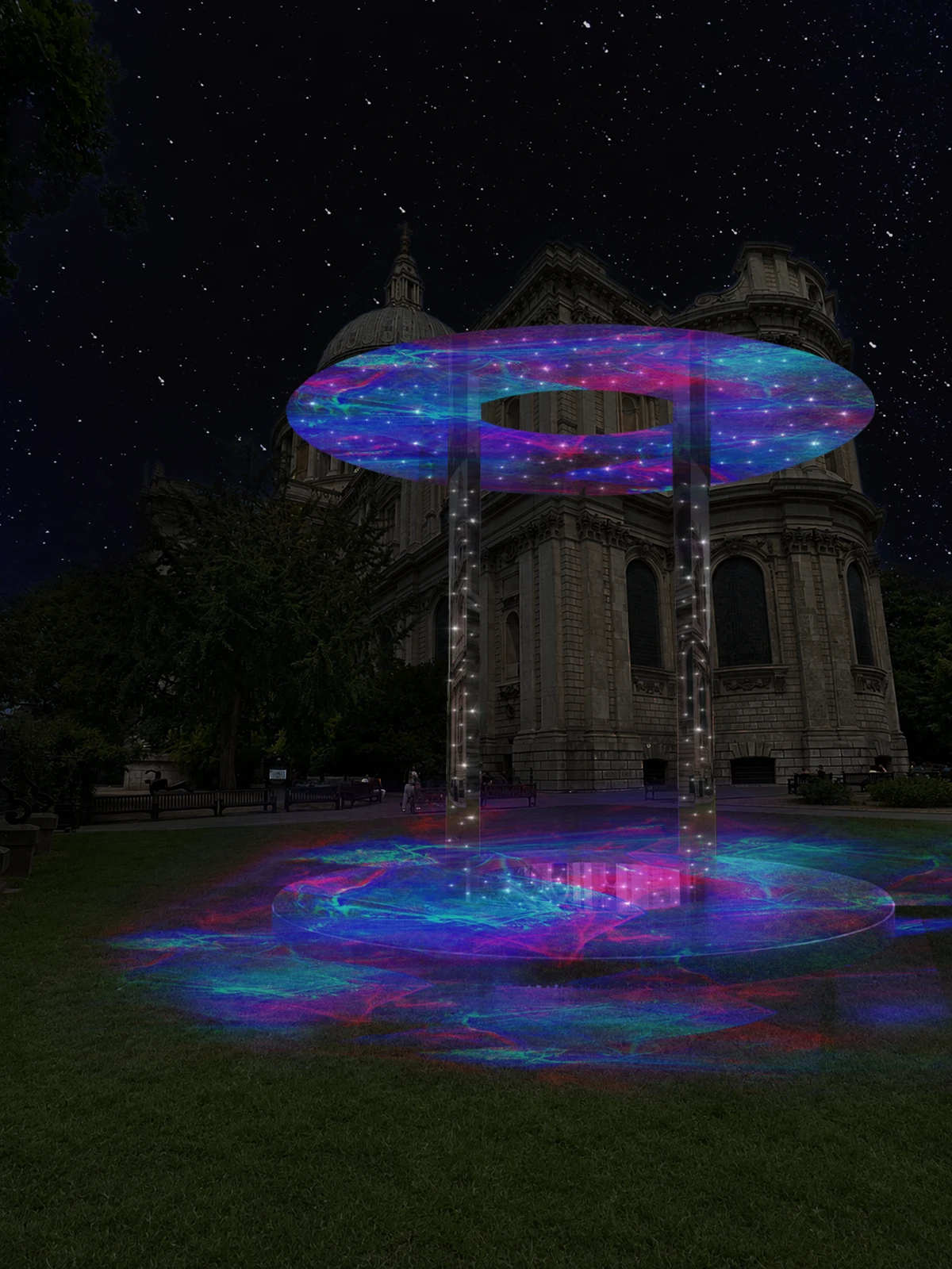 St Paul’s Katedrali’nin tarihi mimarisinin önünde, yıldızlı gece gökyüzünün altında, London Design Festival kapsamında sergilenen, mor, mavi ve pembe renklerde parıldayan ve fiber optik ışıklarla yıldızlı bir halkayı andıran dairesel ışık enstalasyonu, çimenlik alana da yansıyan büyüleyici bir görsel şölen sunuyor.