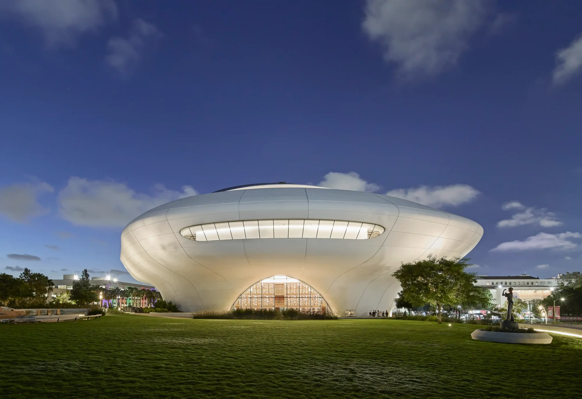 Los Angeles'taki Lucas Museum of Narrative Art'ın, Ma Yansong tasarımı bulutvari mimarisiyle akşam karanlığında pencerelerinden sızan sıcak ışıklarla parlayan, içinde zengin bir araştırma kütüphanesi bulunan ve görsel hikâye anlatıcılığına adanmış modern binası, yemyeşil park alanının üzerinde tüm ihtişamıyla yükseliyor.