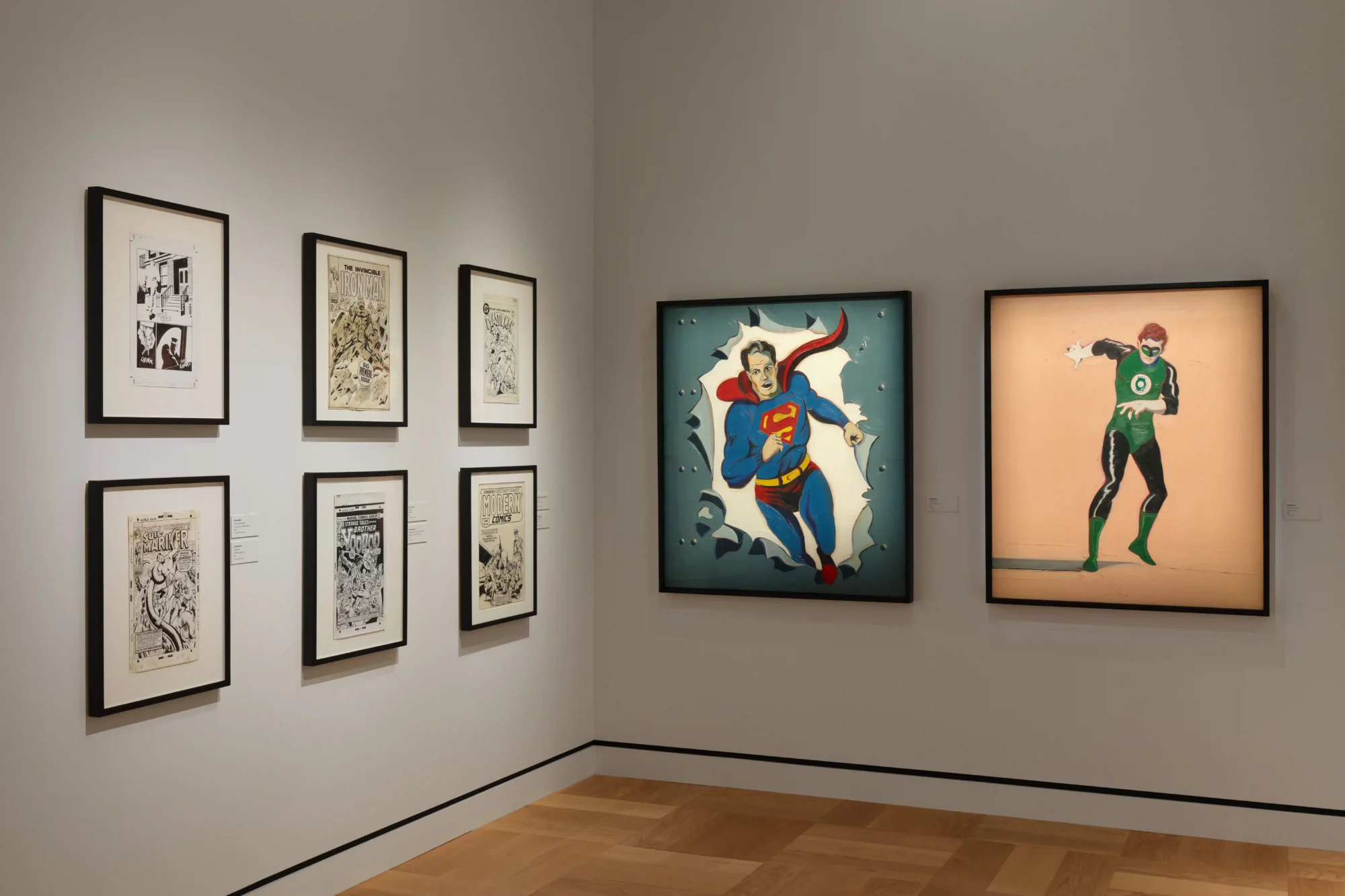 Lucas Museum of Narrative Art'ın bir sergi salonunda, solda altı adet siyah beyaz orijinal çizgi roman sayfası, sağda ise duvarı yırtarak çıkan Süperman ve yeşil kostümüyle güç gösterisi yapan Green Lantern'in renkli tabloları gibi George Lucas’ın biriktirdiği hayali dünyalardan örnekler, görsel hikaye anlatıcılığının gücünü yansıtıyor.