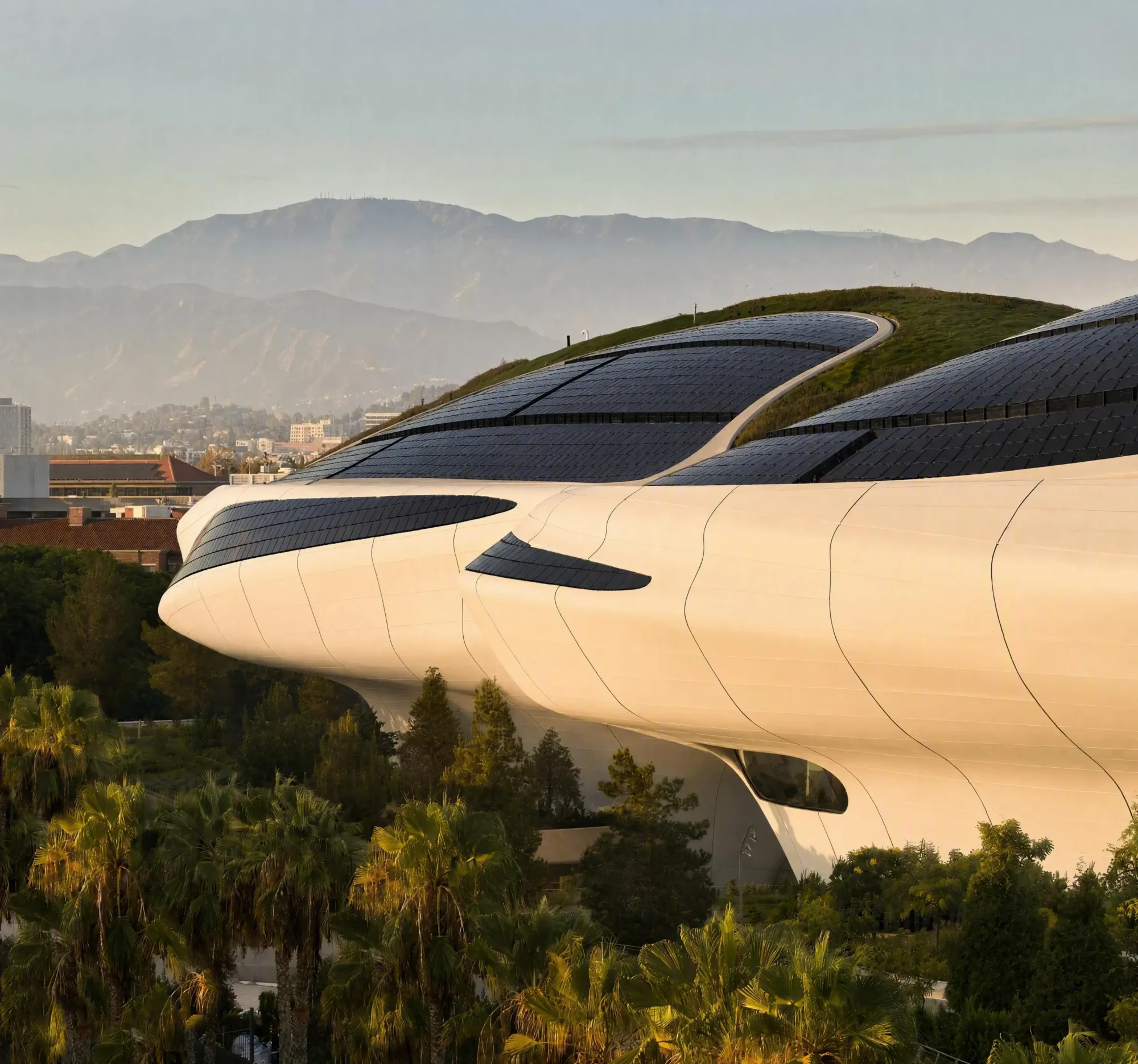 Lucas Museum of Narrative Art'ın Ma Yansong imzalı, Los Angeles'ın ağaçlık park alanında yükselen, bulut gibi hafif eğrisel beyaz mimarisi, yeşil çatısındaki güneş panelleriyle George Lucas’ın biriktirdiği dünyaları gözler önüne seriyor.