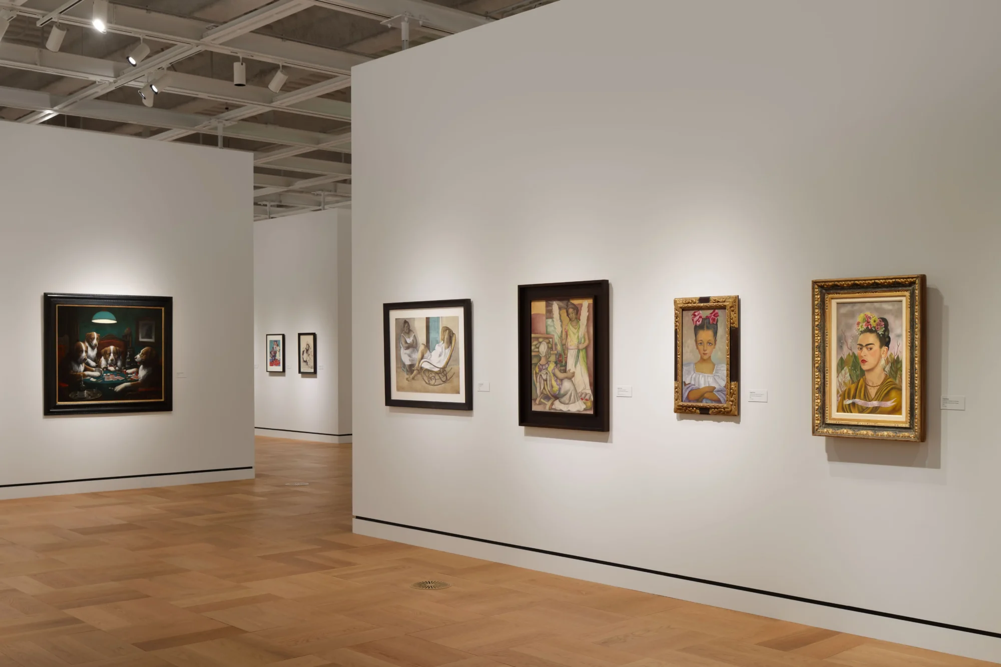 Lucas Museum of Narrative Art galerisinde, beyaz duvarlarda asılı, George Lucas'ın biriktirdiği dünyaları sergileyen poker oynayan köpekler tablosundan Frida Kahlo portresine kadar uzanan zengin ve çeşitli anlatı sanatı koleksiyonu, aydınlık bir ortamda ahşap parke zemin üzerinde görsel bir şölen sunuyor.