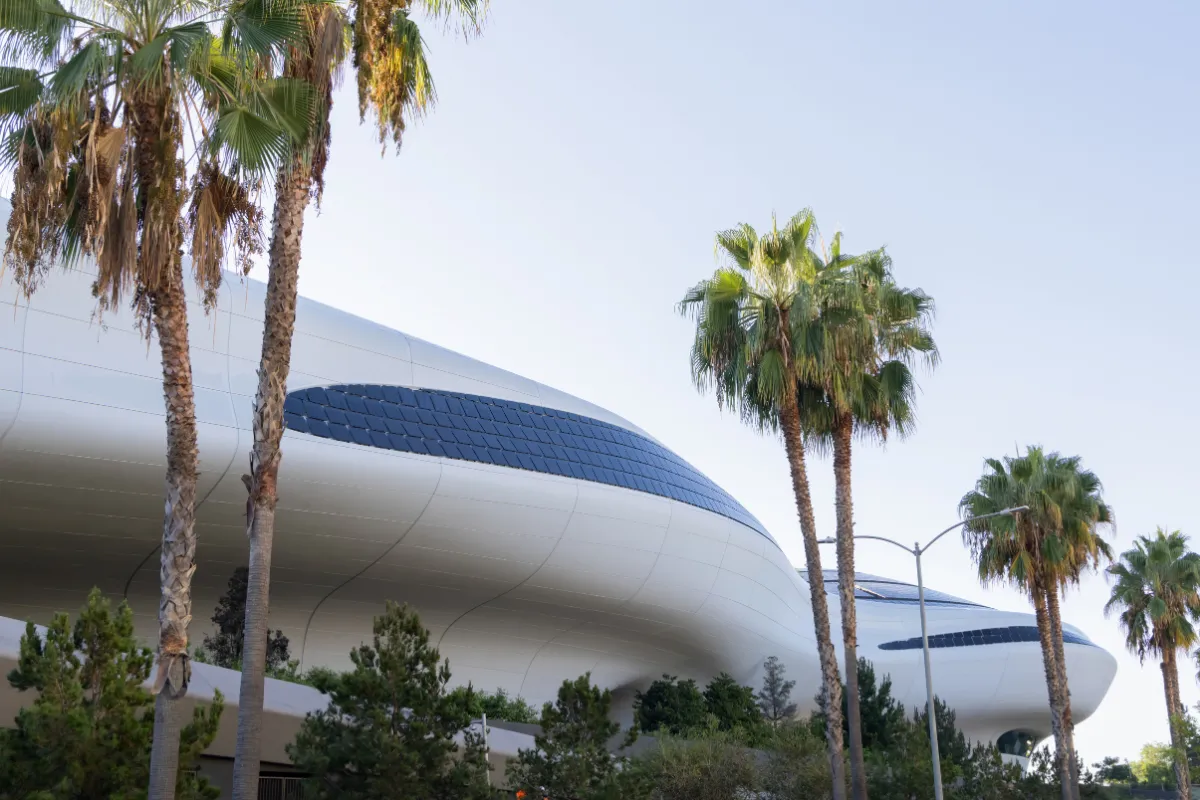 Los Angeles'taki Lucas Museum of Narrative Art'ın Ma Yansong imzalı, bulut gibi kıvrımlı, fütüristik beyaz binası ve önündeki uzun palmiye ağaçları, görsel hikaye anlatıcılığının yeni adresini işaret ediyor.