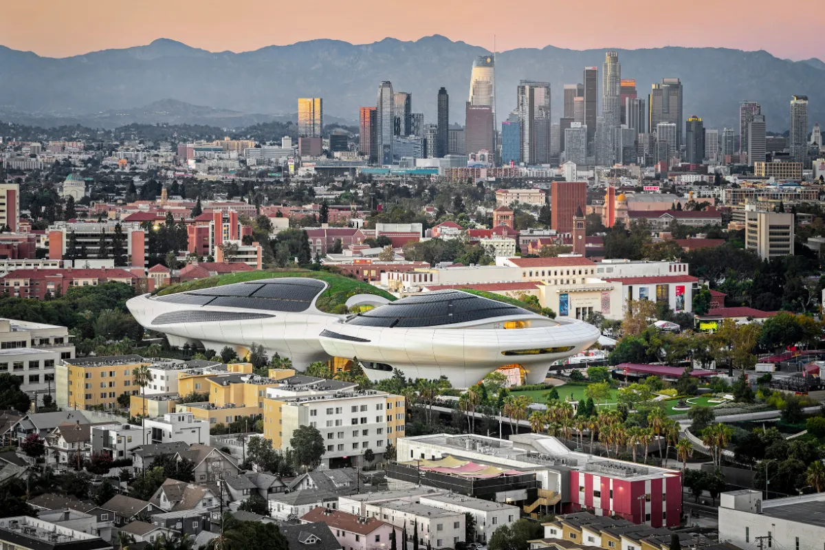 Los Angeles'ın şehir silüeti ve dağlarının önünde, George Lucas'ın hikaye anlatımına adadığı Lucas Museum of Narrative Art, Ma Yansong imzalı bulut benzeri beyaz, organik mimarisi ve yeşil çatısıyla öne çıkarak adeta farklı dünyaları bir araya getiren bir yapı olarak konumlanıyor.