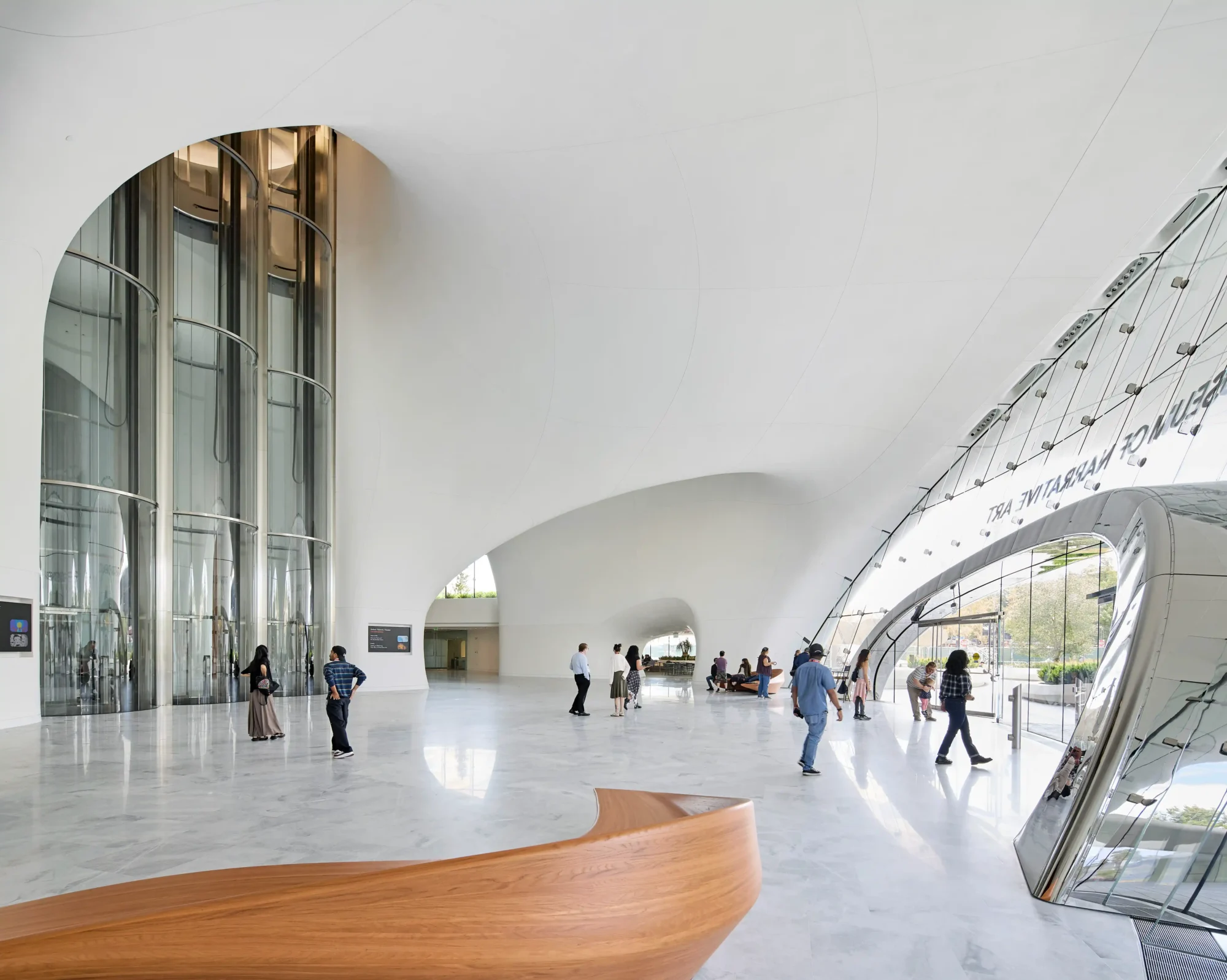 George Lucas'ın kurduğu Lucas Museum of Narrative Art'ın Ma Yansong tasarımı, bulutvari kıvrımlı beyaz duvarları ve parlak mermer zeminleriyle geniş, yüksek tavanlı lobi alanı, ziyaretçileri görsel hikayelerin farklı dünyalarına davet eden fütüristik bir atmosfer sunuyor.