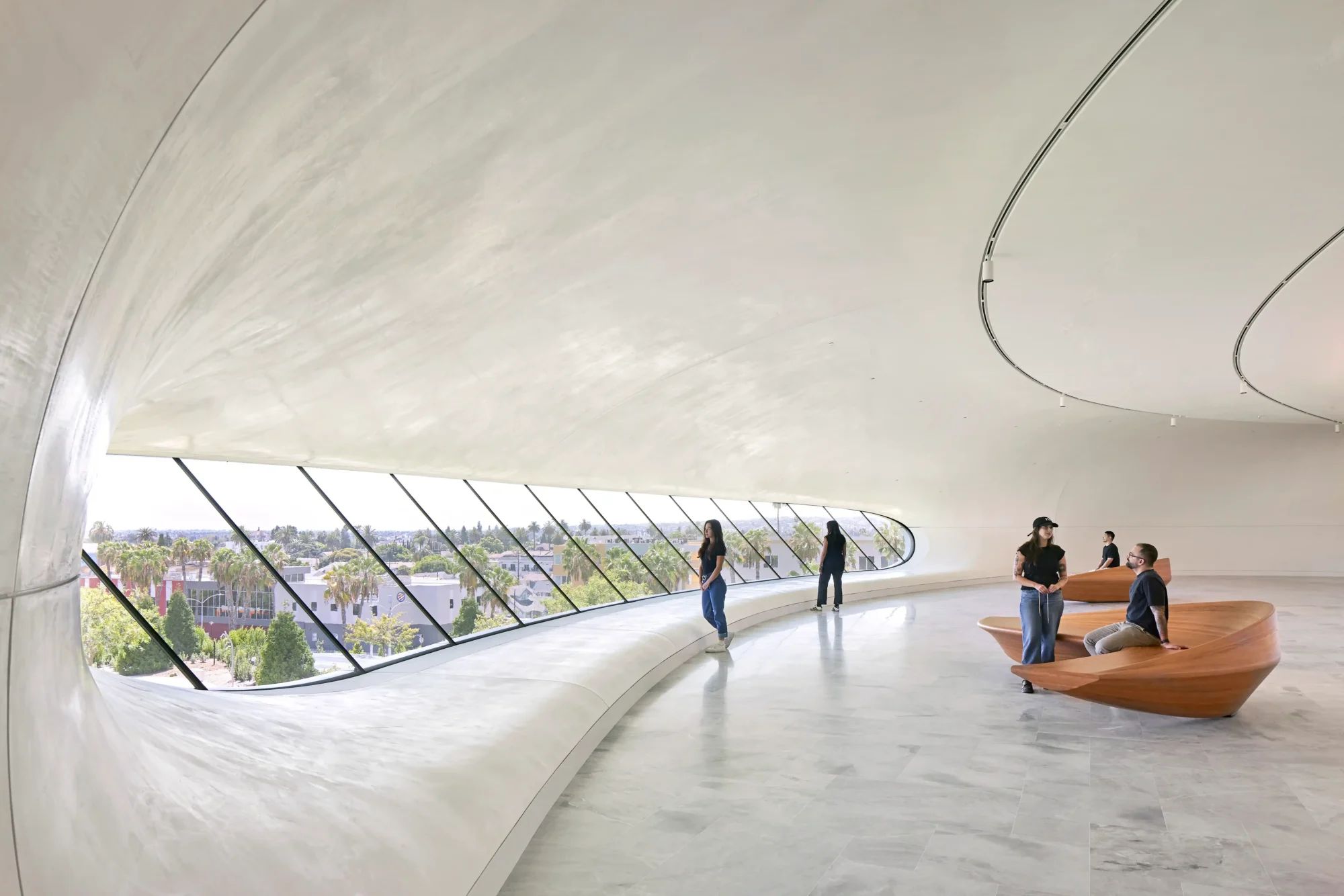 Ma Yansong'ın bulutu andıran mimarisindeki Lucas Museum of Narrative Art'ın geniş, kavisli beyaz bir salonunda, ziyaretçiler uzun, eğimli pencereden Los Angeles şehir manzarasını seyrederken, bazıları organik tasarımlı ahşap banklarda dinleniyor, bu mekanda George Lucas'ın biriktirdiği dünyaların hikayesi daha galerilere ulaşmadan başlıyor.